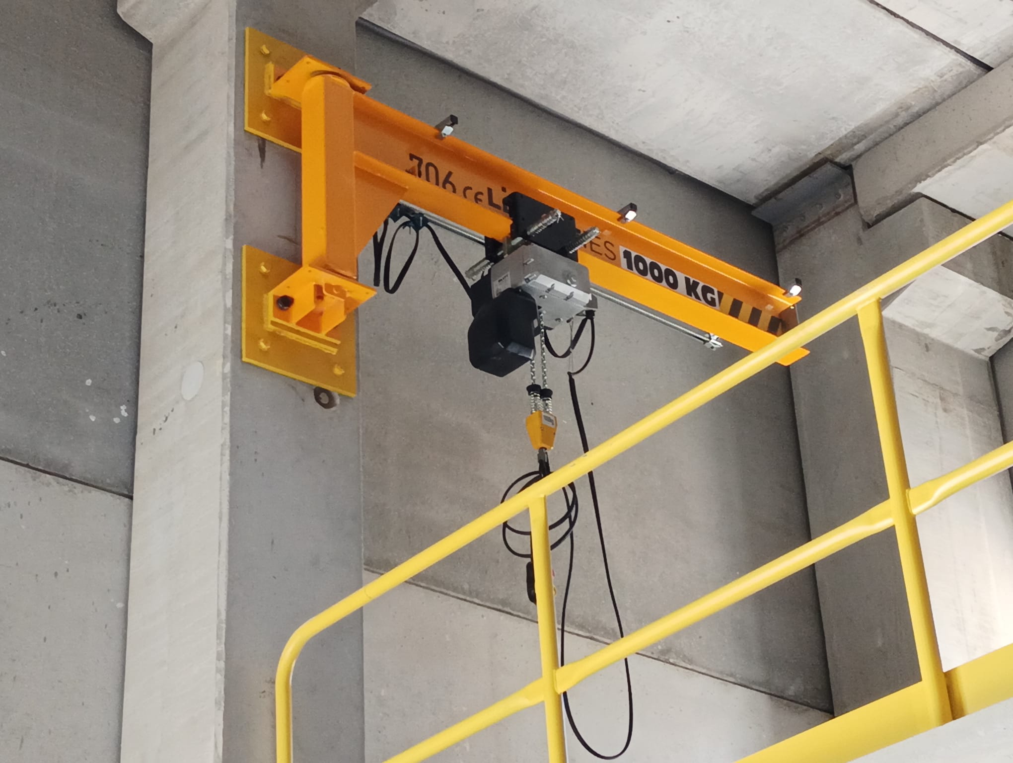 Instalación y diseño de grúa pluma mural de 1000 Kg - LBCranes Puentes